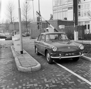 154565 Afbeelding van de toegangspoort van de stations-parkomatic (automatisch geregelde betaalde parkeerplaats) te ...